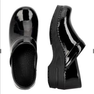NWOT Sanita 39W black patent leather clogs